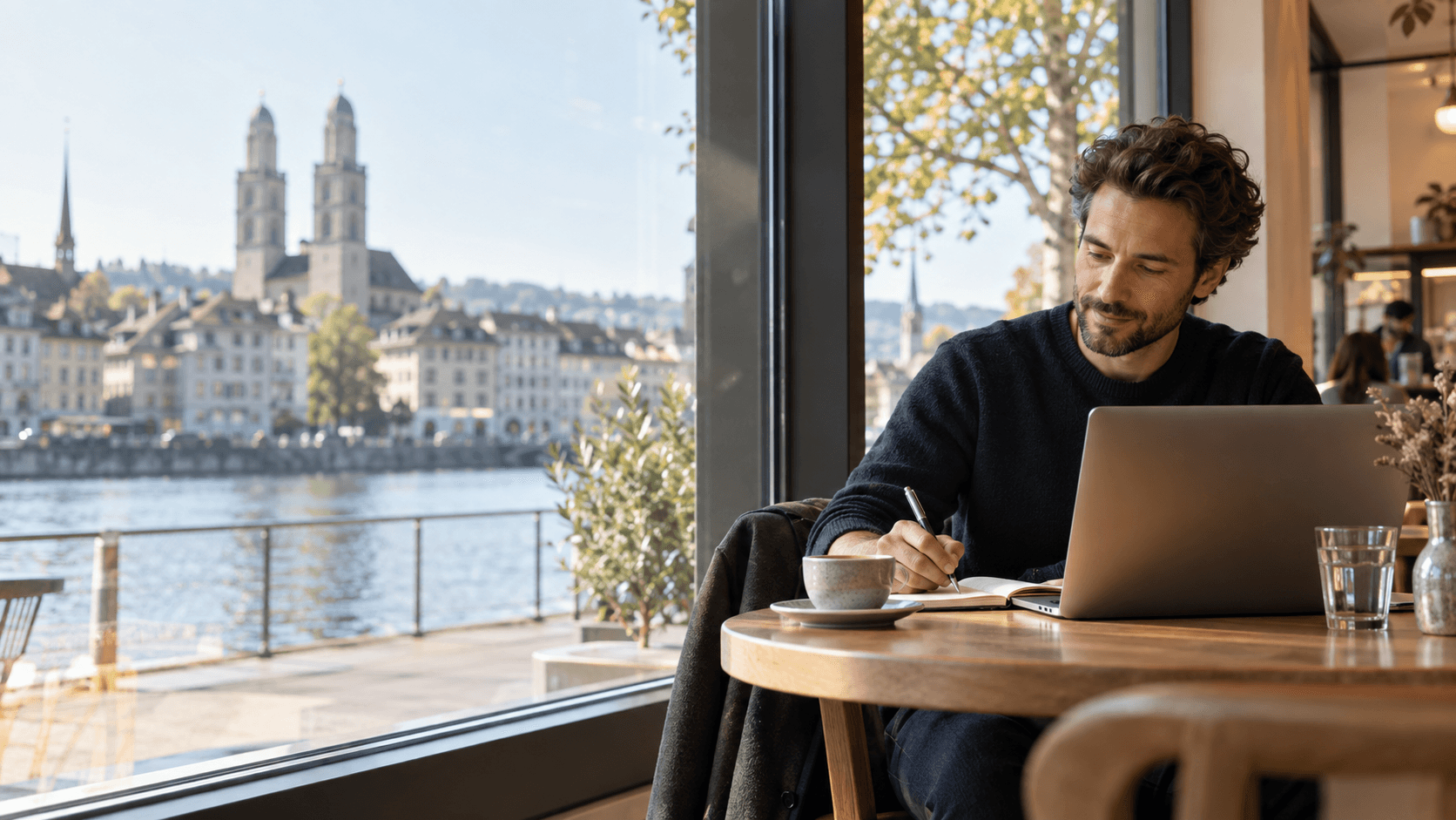 Consultant travaillant librement dans un café