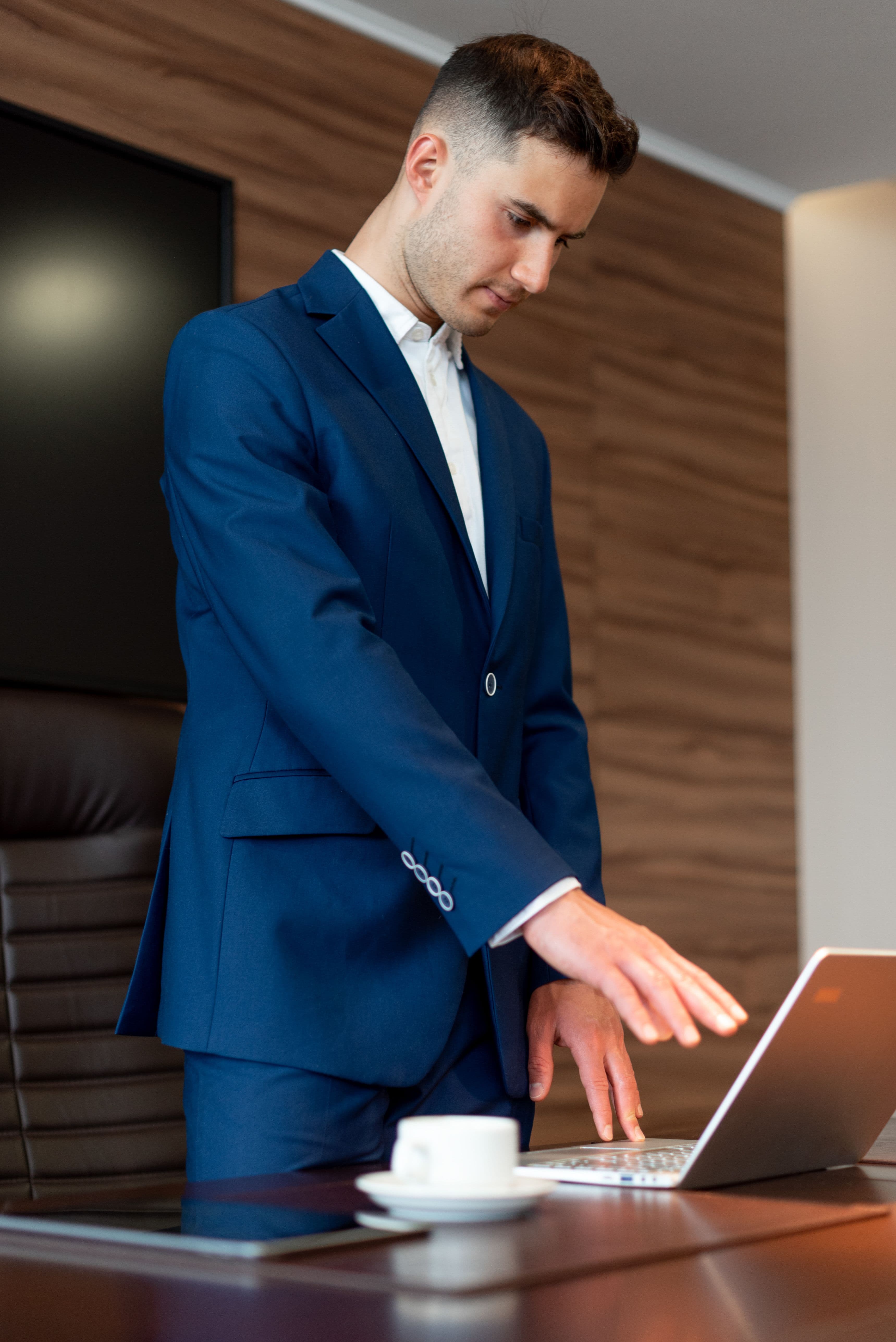 Consultant préparant une mission